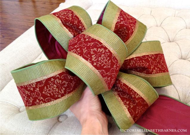 How to make a decorator's bow... a step-by-step tutorial… great for holiday wreaths, tree-toppers, or on a special gift!