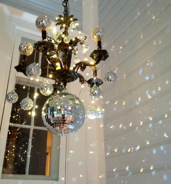 Using Christmas mirror balls to make a holiday decoration. led battery lights. Easy, fast, cheap decoration