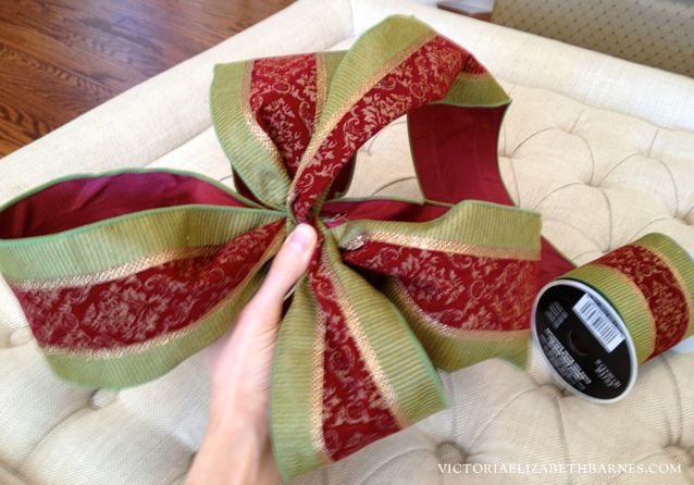 How to make a beautiful, glamorous Christmas bow. Special wrapping ideas. Holiday ribbon crafts. 