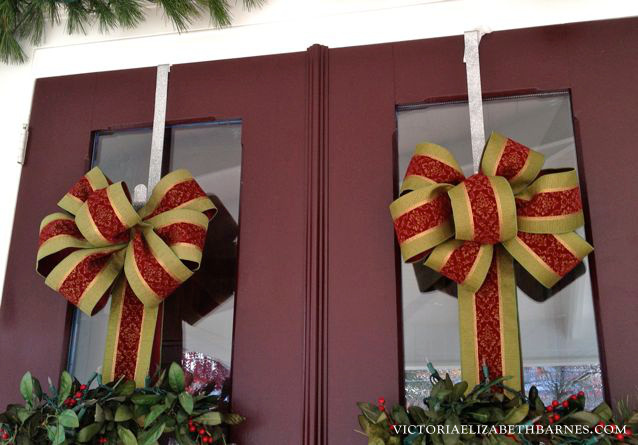 Step-by-step, Christmas DIY bow tutorial… great for holiday decorating, I used matching ribbon to hang wreaths on our front porch.