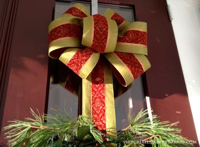 Step-by-step, DIY bow tutorial… great for holiday decorating front porch, wreaths, trees, gifts.