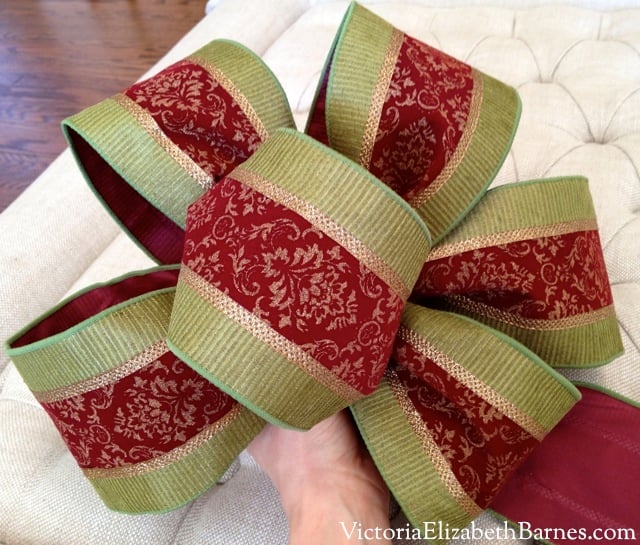 DIY large bow. Christmas decorations. Indoor outdoor ribbon. How to make a large bow to decorate your front door wreath or banister for the holidays.