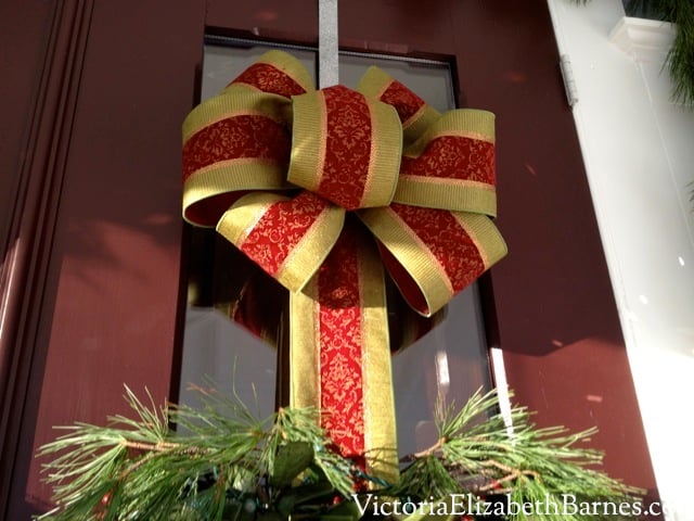 Wreaths on front doors. How to make a beautiful, elegant Christmas bow. Special sparkly decor ideas. Holiday ribbon crafts. How to make a large bow to decorate your front door, wreath, banister, garland, mantle, front porch. Cheap Christmas decorations.