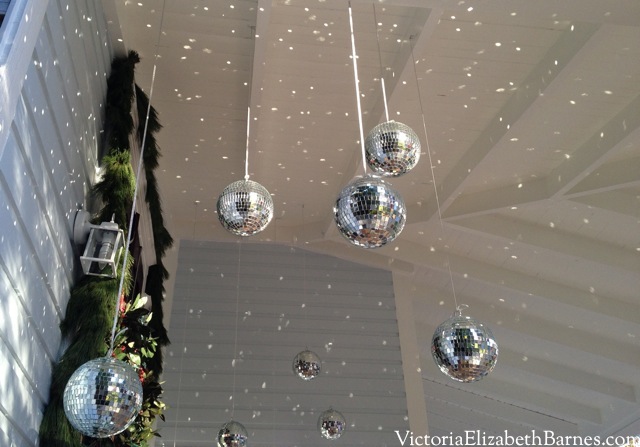 Fun, easy, sparkly Christmas decorations. Mirror ball ornaments. Cheap Disco balls. Sparkle, diy, large decorations. Evergreen garland. Unusual Christmas decorations. Decorating your front door and porch.