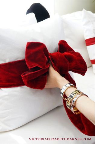A simple ribbon turns your sofa pillows into Christmas decorations!! How to make a bow!!