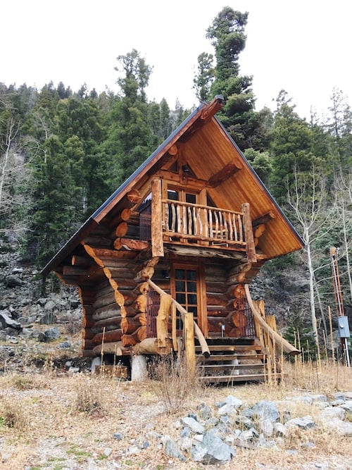 LOVE this TINY HOUSE! So adorable! a tiny log cabin!