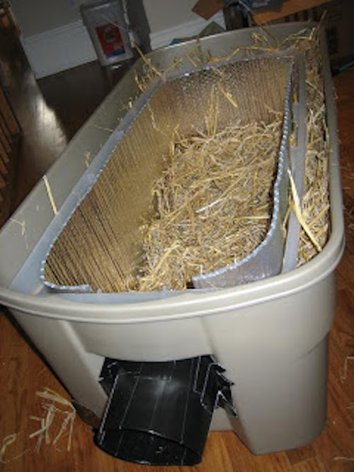 how to build a feral cat shelter. *make sure you are using straw